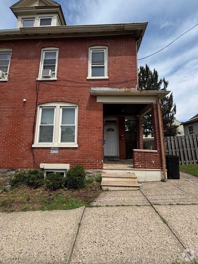 Building Photo - 4 Bedroom 2 bath ready Immediately