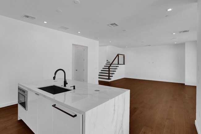 Building Photo - Gorgeous New Townhouse on the Beach