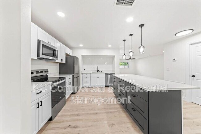 Building Photo - 484 Greenway Ave