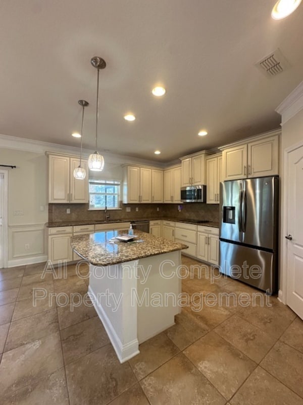 Building Photo - 738 W Kings College Dr