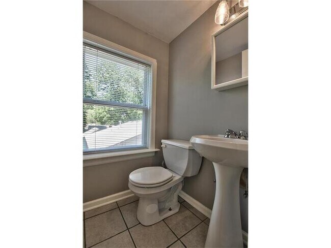 Building Photo - Beautiful Waldo Property - First Floor Living