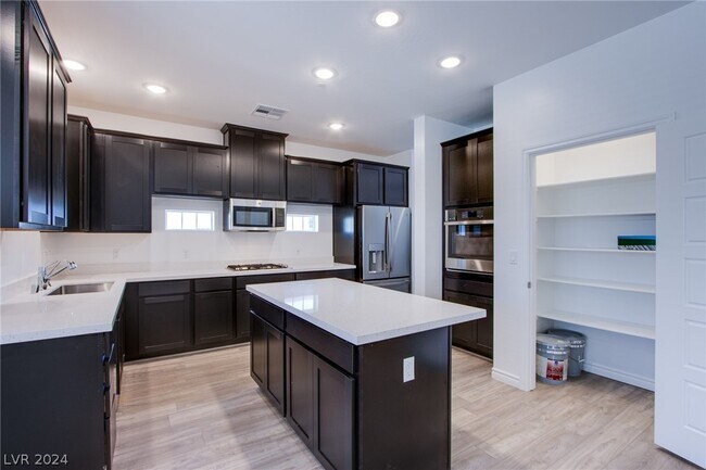 Building Photo - 2555 Hampton Rd