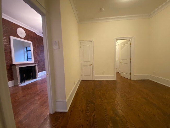Building Photo - 169 W 76th St