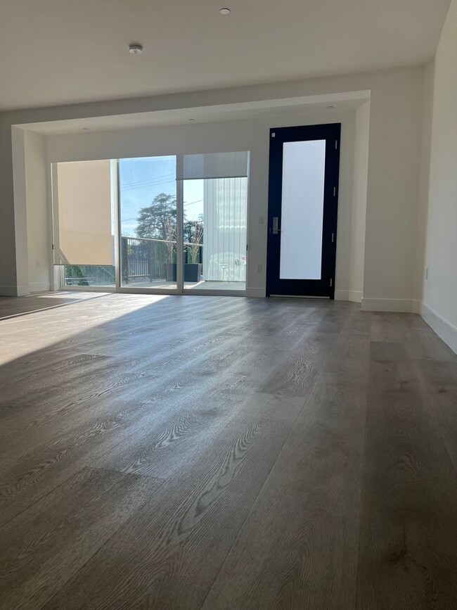 Building Photo - Modern Studio - Available NOW