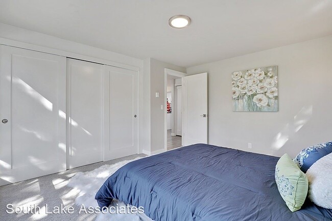 Building Photo - 2 br, 1 bath House - 3200 W. Commodore Way...