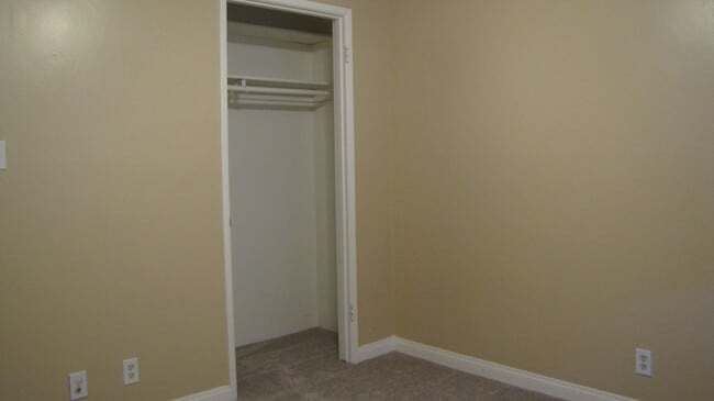 Building Photo - Oildale Home