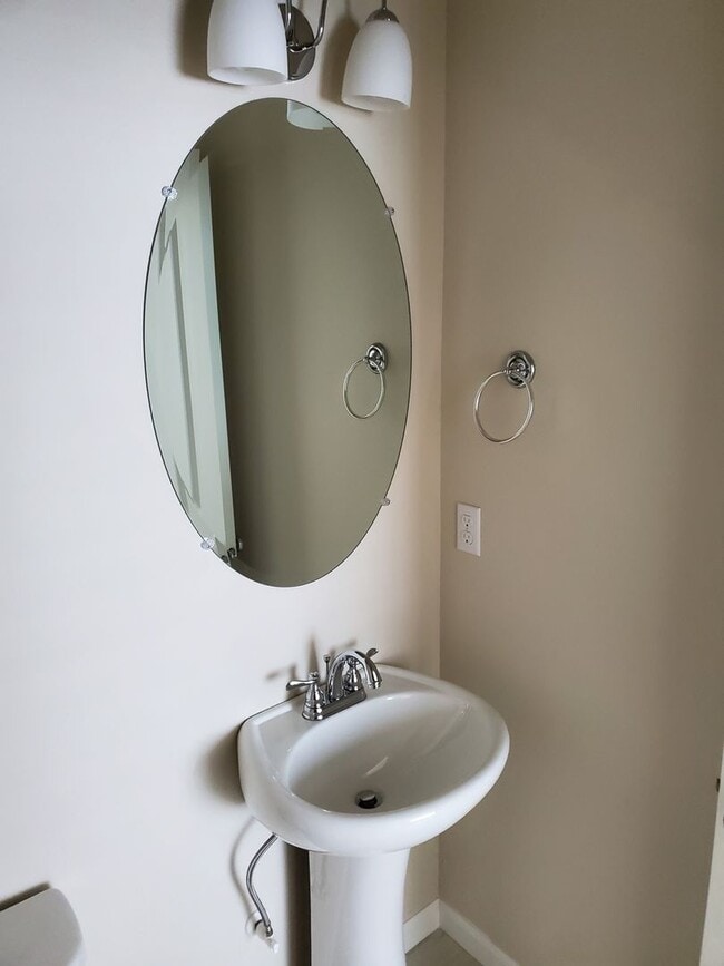 Building Photo - Great Community, Quiet Living Across from ...