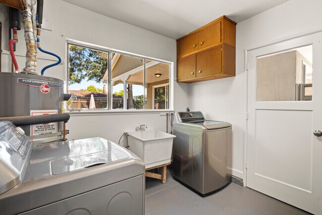 Building Photo - 5525 Amby Dr