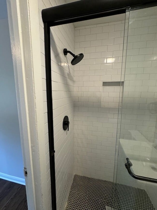 Building Photo - Newly Renovated Unit!