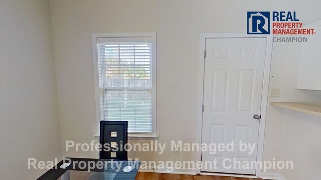 Building Photo - Charming 3 BD/2 BA Home w/Split Bedroom La...