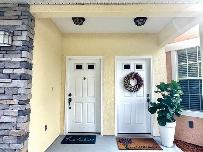 Building Photo - MUST SEE!! 3 bed/2 Bath Town Home! Close to Everything!