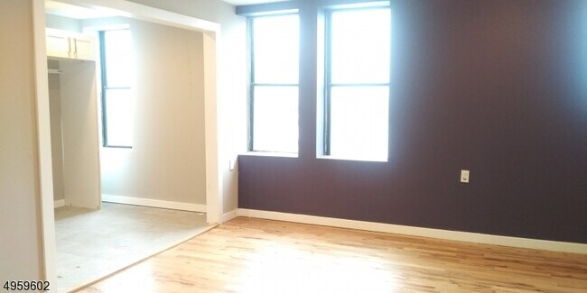 Building Photo - 293 Hawthorne Ave