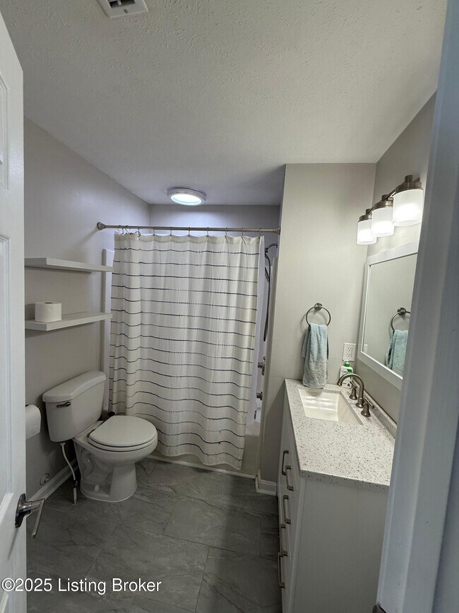 Building Photo - 10412 Pinoak View Dr