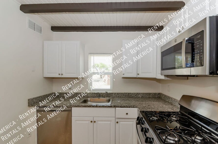 Building Photo - 3048 N Sparkman Blvd