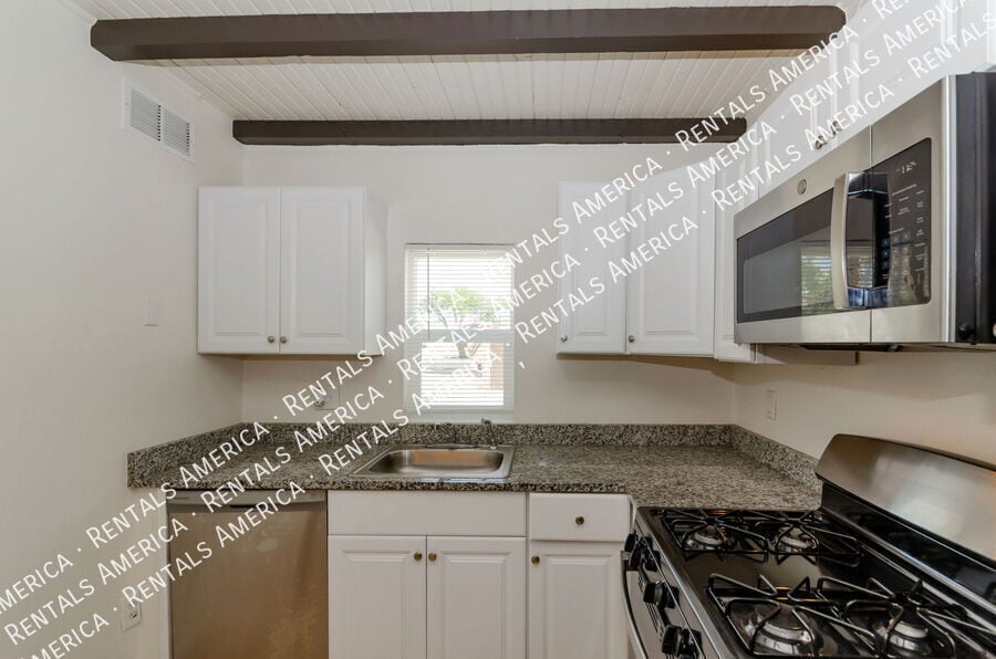 Building Photo - 3048 N Sparkman Blvd