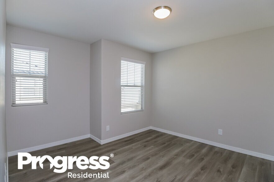 Building Photo - 1563 S Loren Ln