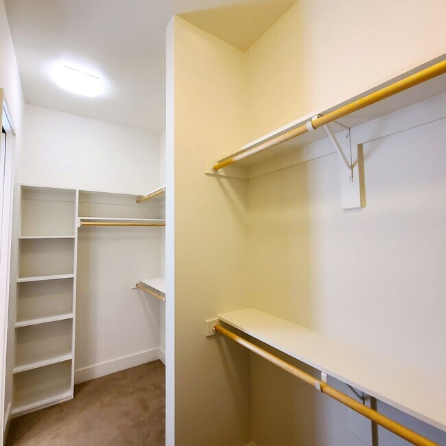 Building Photo - Spacious 3-Story Townhouse With Rooftop De...