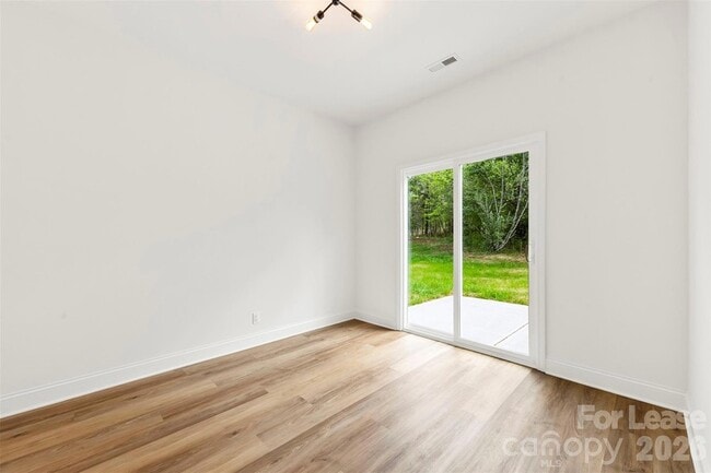 Building Photo - 2043 Green Oak Dr
