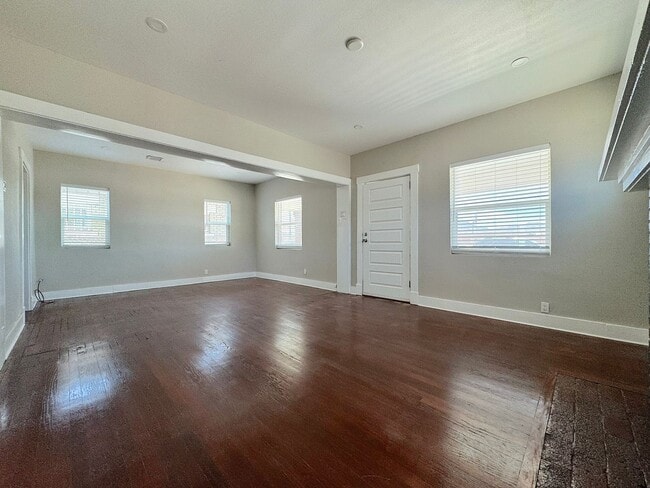 Building Photo - 2 bed w/REFRIG A/C and HUGE finished basem...