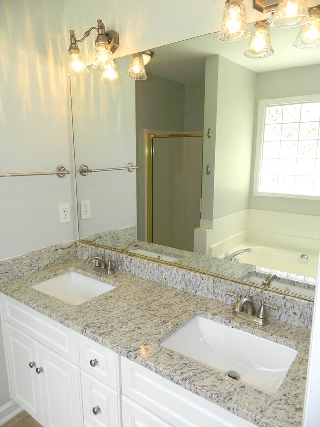 Building Photo - 1099 Maple Ridge Ct