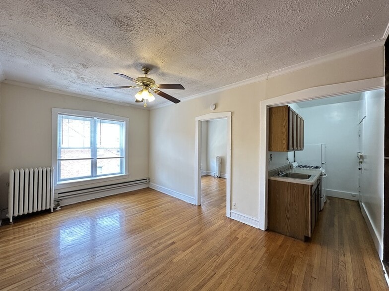Building Photo - 850 W Cornelia Ave