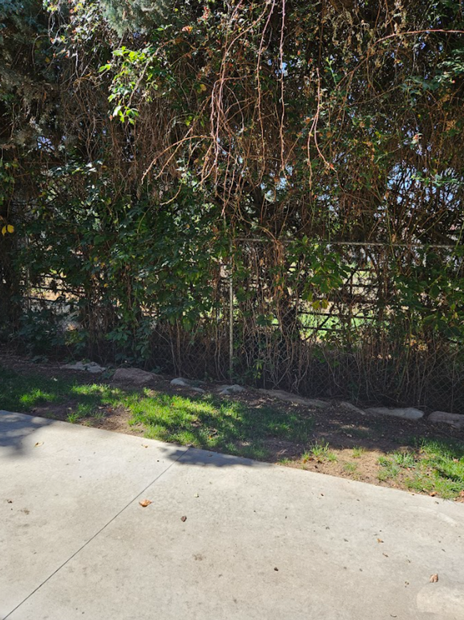 Building Photo - Centrally located 3bed/2.5bath townhome w/...