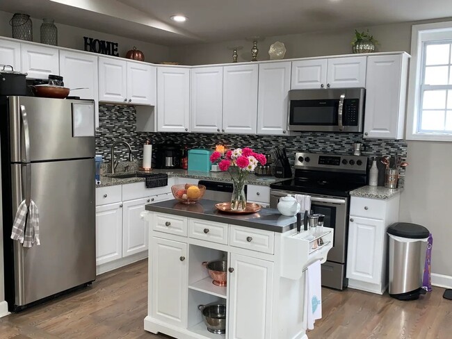 Building Photo - 3 Bedroom 1 Bath House - West Ashley - Cha...