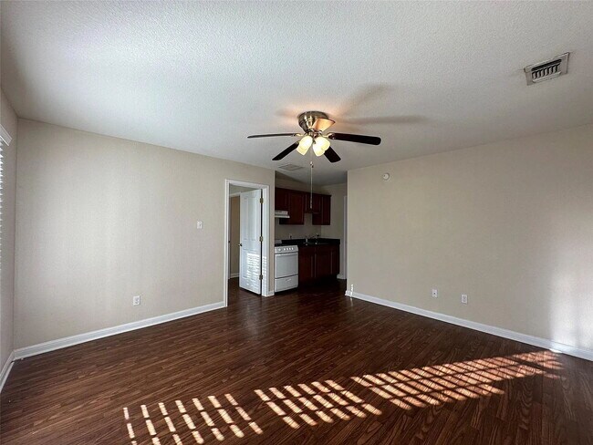 Building Photo - "Charming 1-Bedroom Condo Retreat in San Marcos – Perfect Comfort in 500 Sq Ft!"