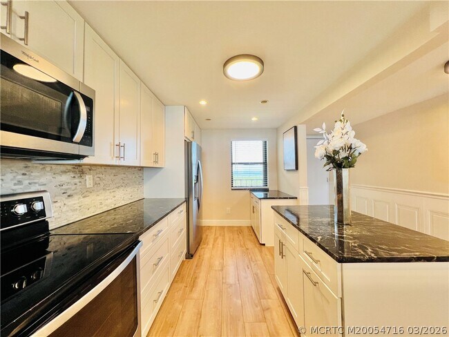 Building Photo - 10044 S Ocean Dr