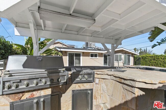 Building Photo - 20500 Archwood St