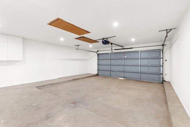 Building Photo - 1418 Crescent Dr