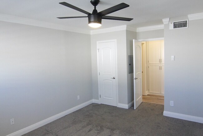 Building Photo - 1249 S Bundy Dr