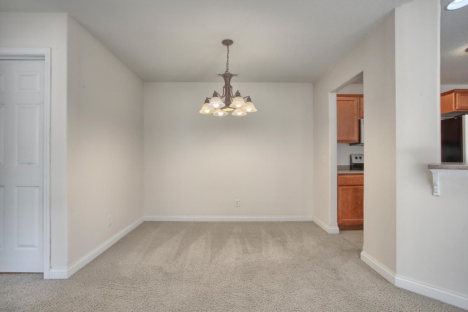 Dining area - 703 N Prairie View Rd