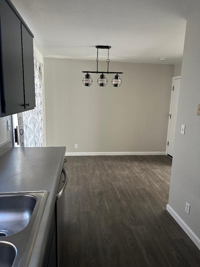 Building Photo - 1325 Oak Ridge Dr