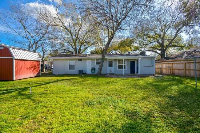 Building Photo - 5006 Libbey Dr