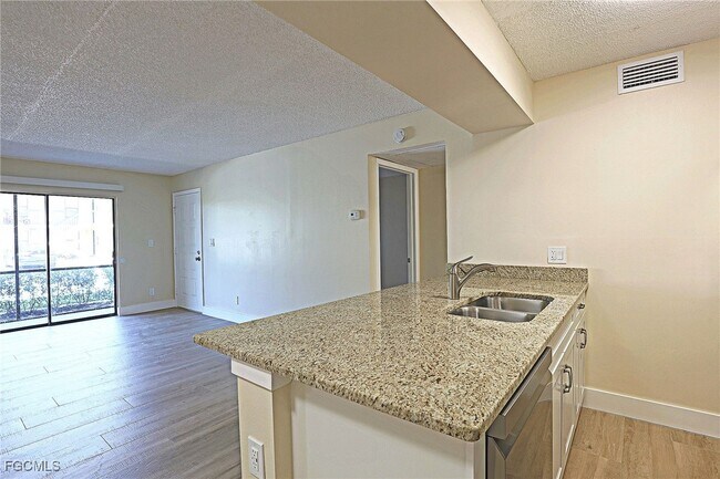 Building Photo - 5331 Summerlin Rd