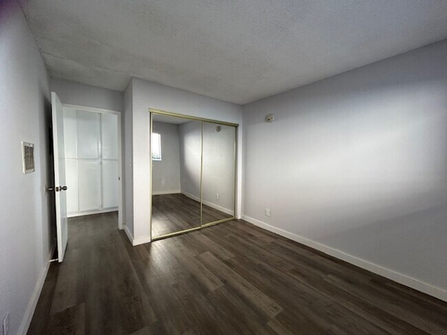 Building Photo - Spacious + Bright Upstairs 1 Bed + 1 Bath