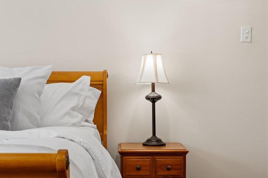 Building Photo - 608 S 21st Ave