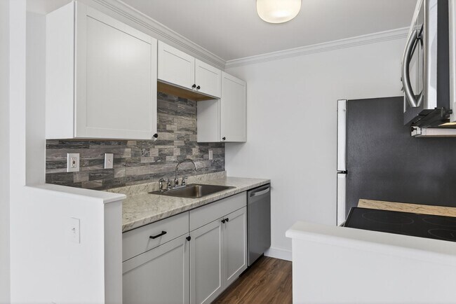 Building Photo - Breakwater Condominiums #501-South Portland: 1 BR Condo with water-front access Available 06/01/2...