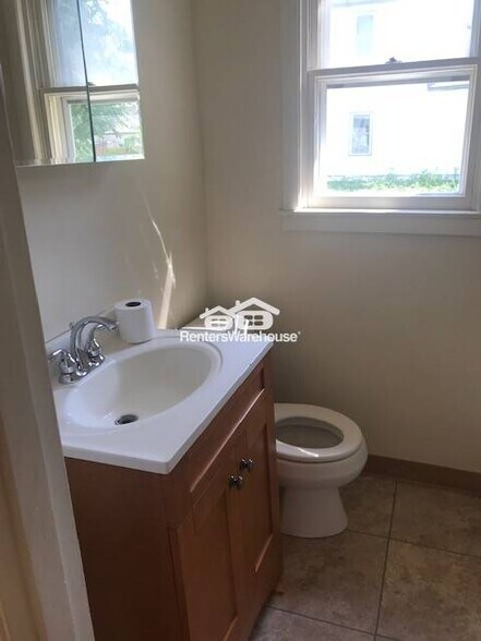 Building Photo - 613 Bay St