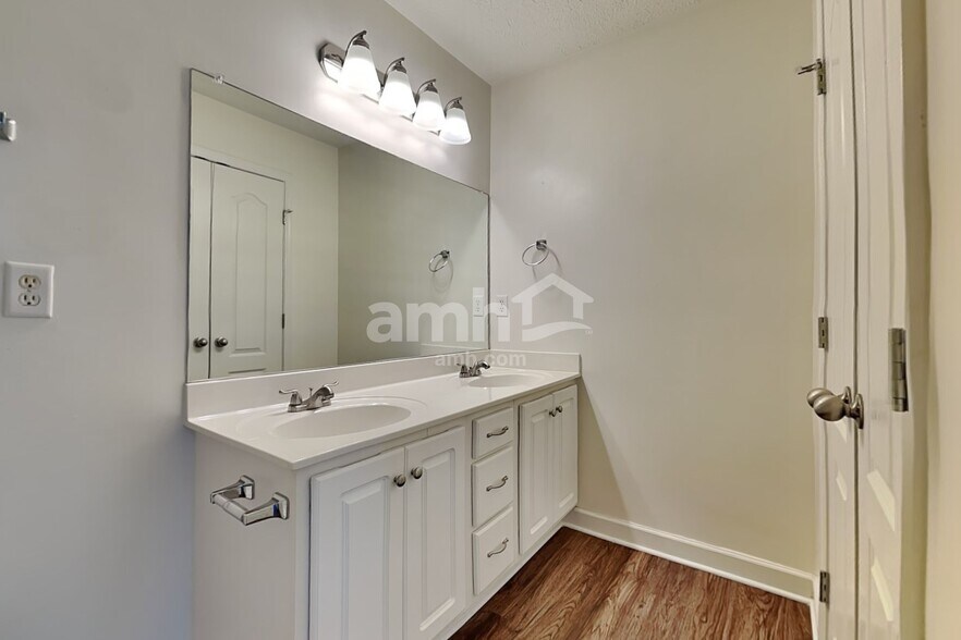 Building Photo - 1504 Beaconcrest Cir