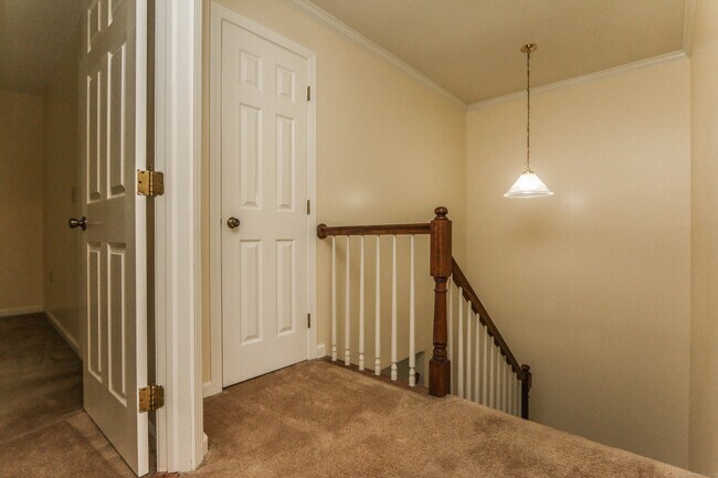 Building Photo - 409 The Meadows