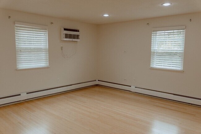 Building Photo - 16 Williamsburg Ct