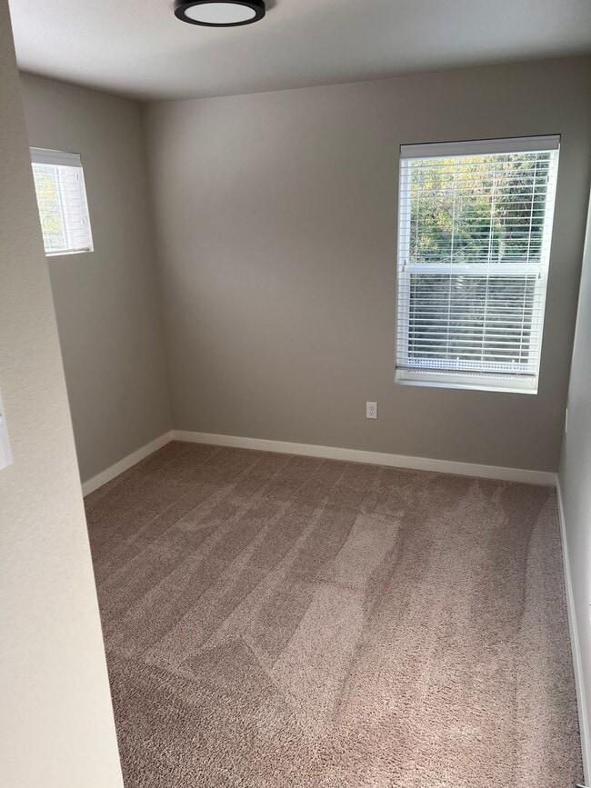 Building Photo - Modern 3-Bedroom Condo in the Heart of Lyn...
