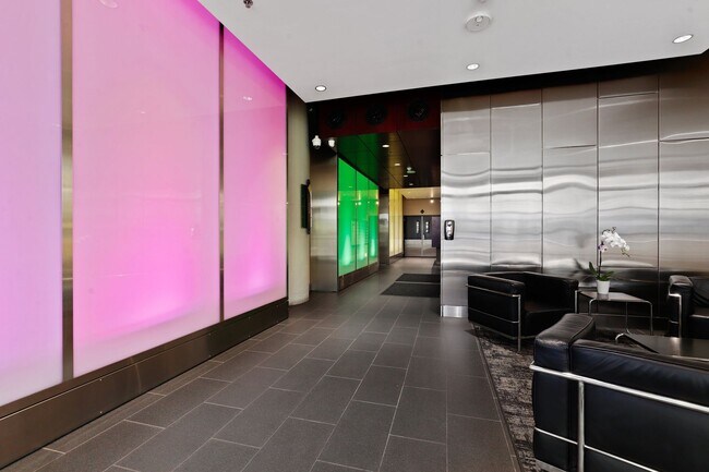 Building Photo - Stunning Pearl Loft with Washer/Dryer in Unit & Secure Parking