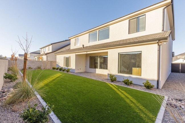 Building Photo - Gorgeous 5 bed 3.5 bath in Desert Canyons