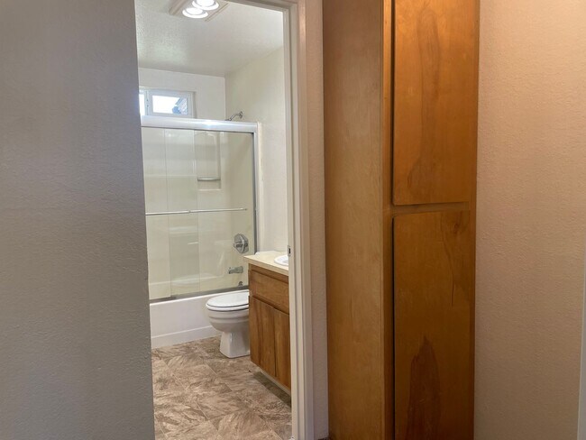Building Photo - Nice Townhome-2 bed 1.5 Bath--Situated in the Friendly town of Grants Pass