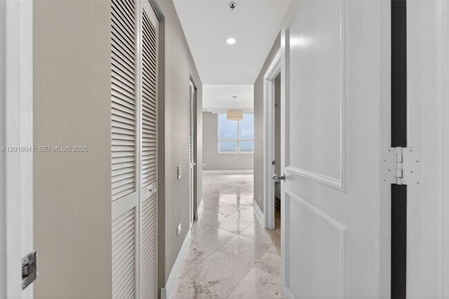 Building Photo - 808 Brickell Key Dr