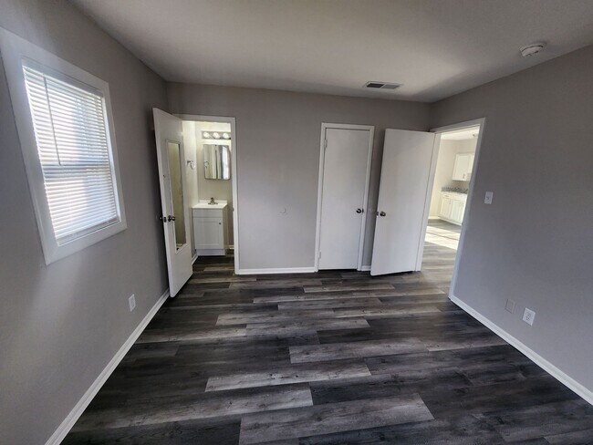 Building Photo - Updated 3 bedroom 1.5 bath home in Valley Station with a garage!