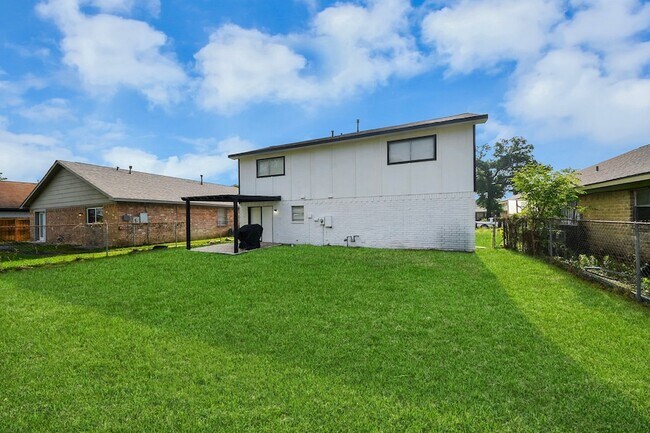 Building Photo - 8631 Valley Ledge Dr